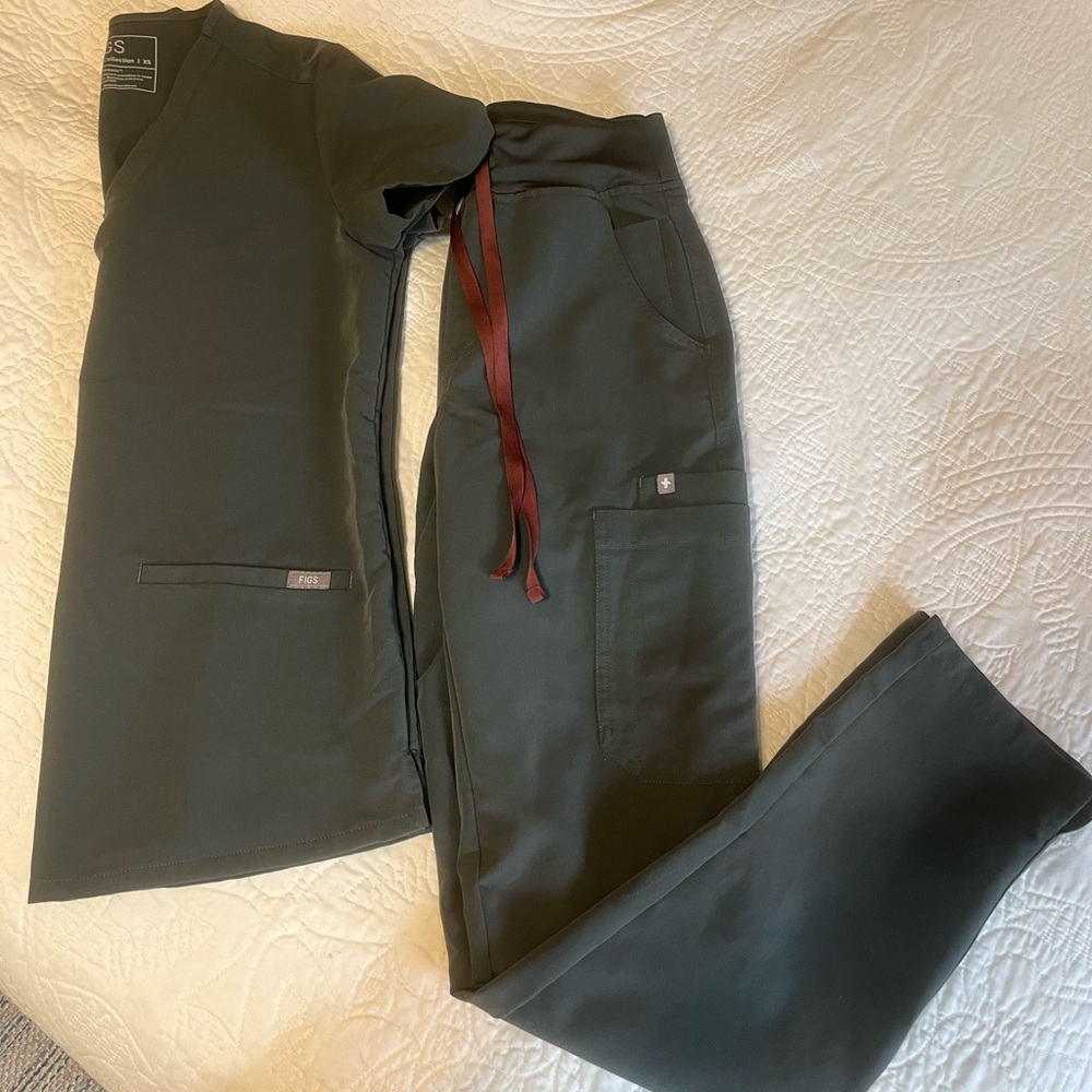 Figs 3 pocket top and yola bottoms in bonsai